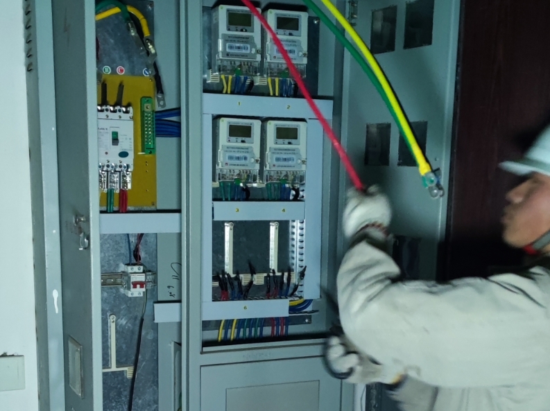 點(diǎn)亮萬家燈火的守護(hù)者-宏宇人